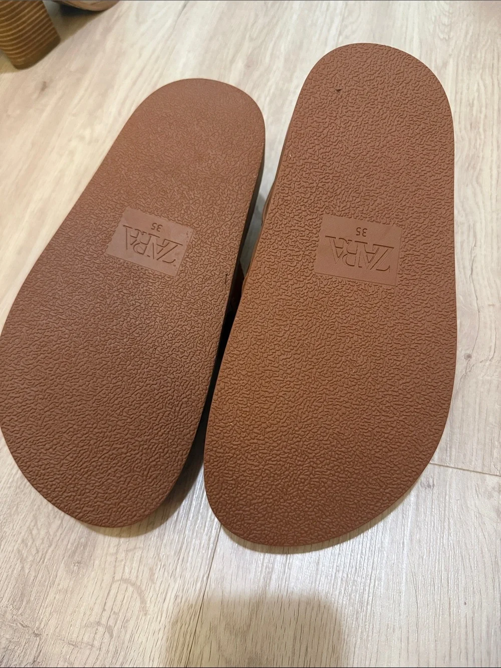 NWT Brown Crisscross Strap Sandals - Picture 4 of 4